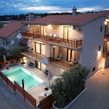 Pool Apartments Julia ザダル エクステリア 写真