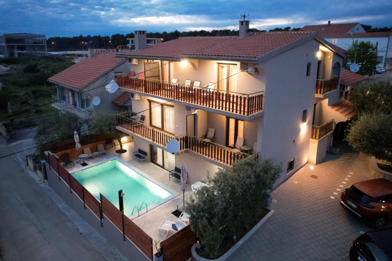 Pool Apartments Julia ザダル エクステリア 写真